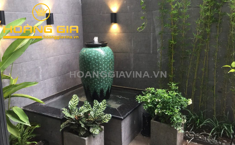 Đài phun nước bằng gốm đặt một góc trong nhà - hoanggiavina.vn