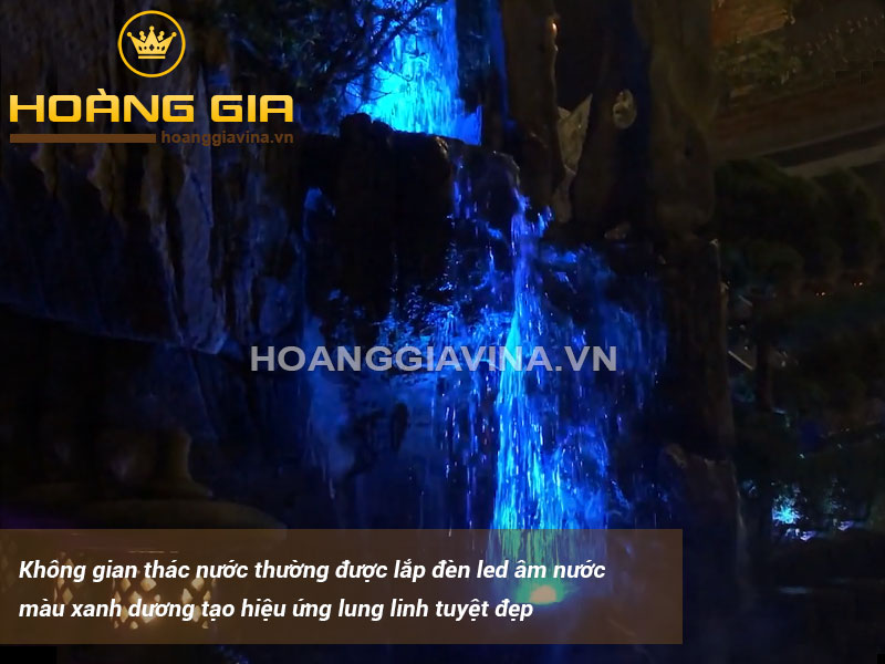 Không gian thác nước sử dụng ánh sáng màu xanh dương làm điểm nhấn - hoanggiavina.vn